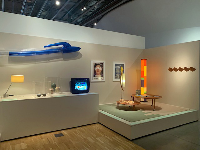 SOM AQUÍ! Les dones en el disseny. 1900 – Avui