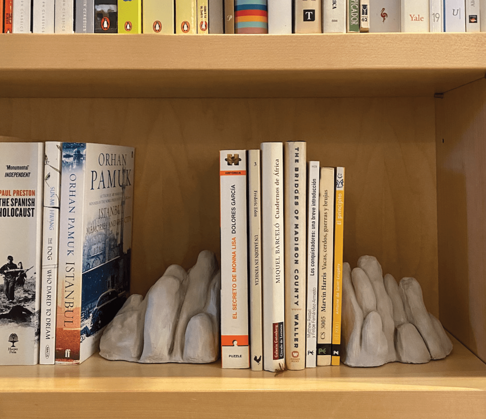 "Sujetalibros Montserrat". Daniela Molina, Alba Úbeda and Gina Villalta reinterpreting Tapio Wirkkala's work