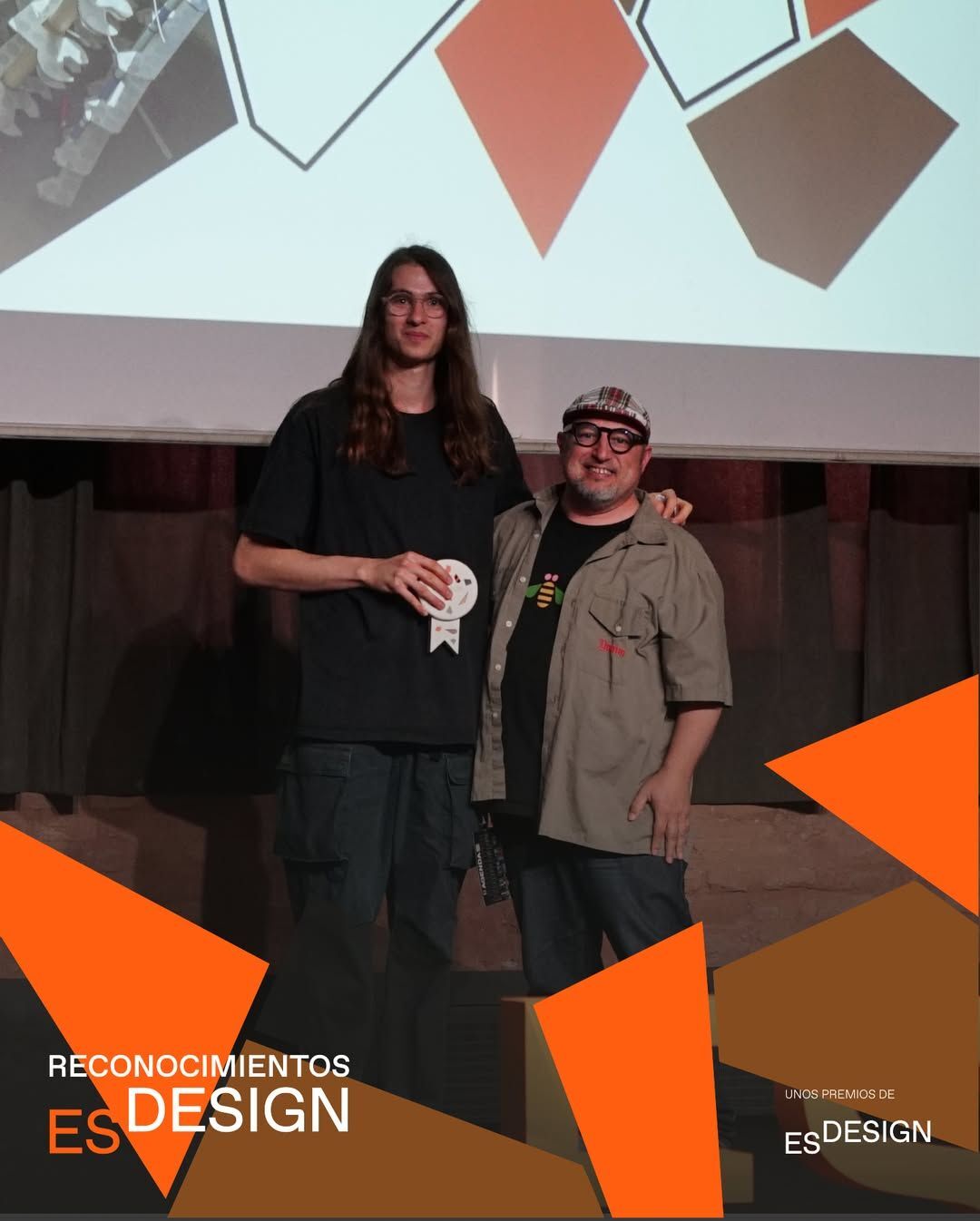 Pol Julià with the award presented by Oscar Guayabero