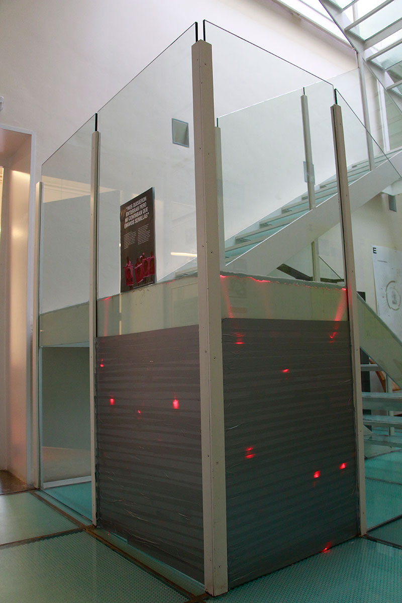 Instal·lació de llum a EINA en suport als 43 estudiants desapareguts a Mèxic