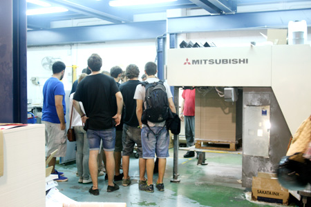 Alumnes d'Arts Gràfiques de visita a la impremta NovaEra