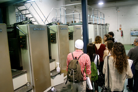 Alumnes d'Arts Gràfiques de visita a la impremta NovaEra