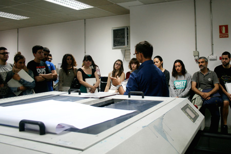 Alumnes d'Arts Gràfiques de visita a la impremta NovaEra