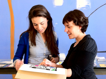 Delivering the certifying diploma to Araguas Laura Alonso, EINA's former student.