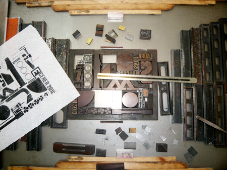 Delivering the certifying diploma to Araguas Laura Alonso, EINA's former student.