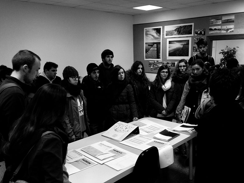 Els estudiants de l'assignatura d'Arts Gràfiques visiten la impremta SYL