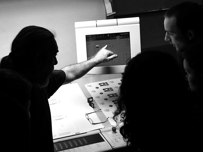 Els estudiants de l'assignatura d'Arts Gràfiques visiten la impremta SYL