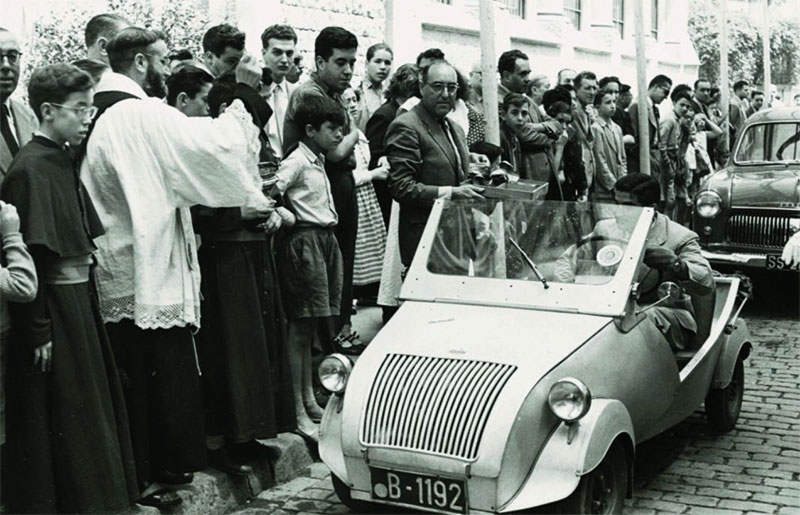 Pérez de Rozas (1954). Bendición de un biscúter el día de San Cristobal. Arxiu Fotogràfic de Barcelona.