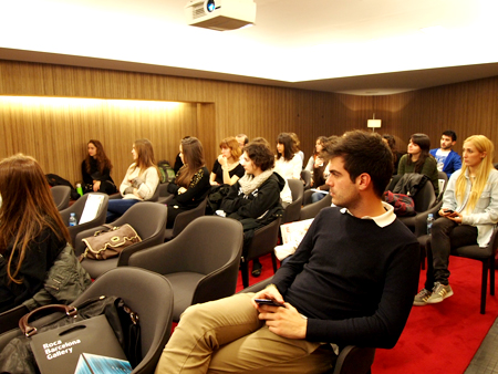 Alumnes presentant al Roca Gallery