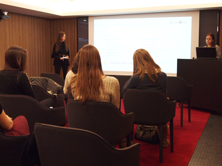 Alumnes presentant al Roca Gallery