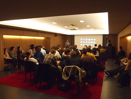 Alumnes presentant al Roca Gallery