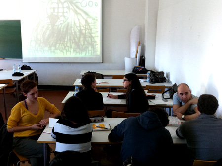Alumnos practicando la Terapia Narrativa en el Taller de artes visuales