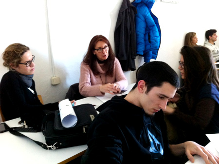 Alumnos practicando la Terapia Narrativa en el Taller de artes visuales