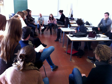 Alumnos practicando la Terapia Narrativa en el Taller de artes visuales