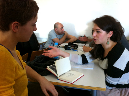 Alumnos practicando la Terapia Narrativa en el Taller de artes visuales