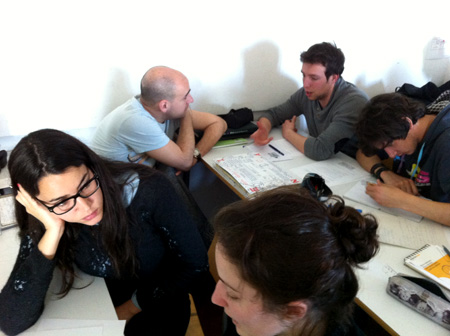 Alumnos practicando la Terapia Narrativa en el Taller de artes visuales