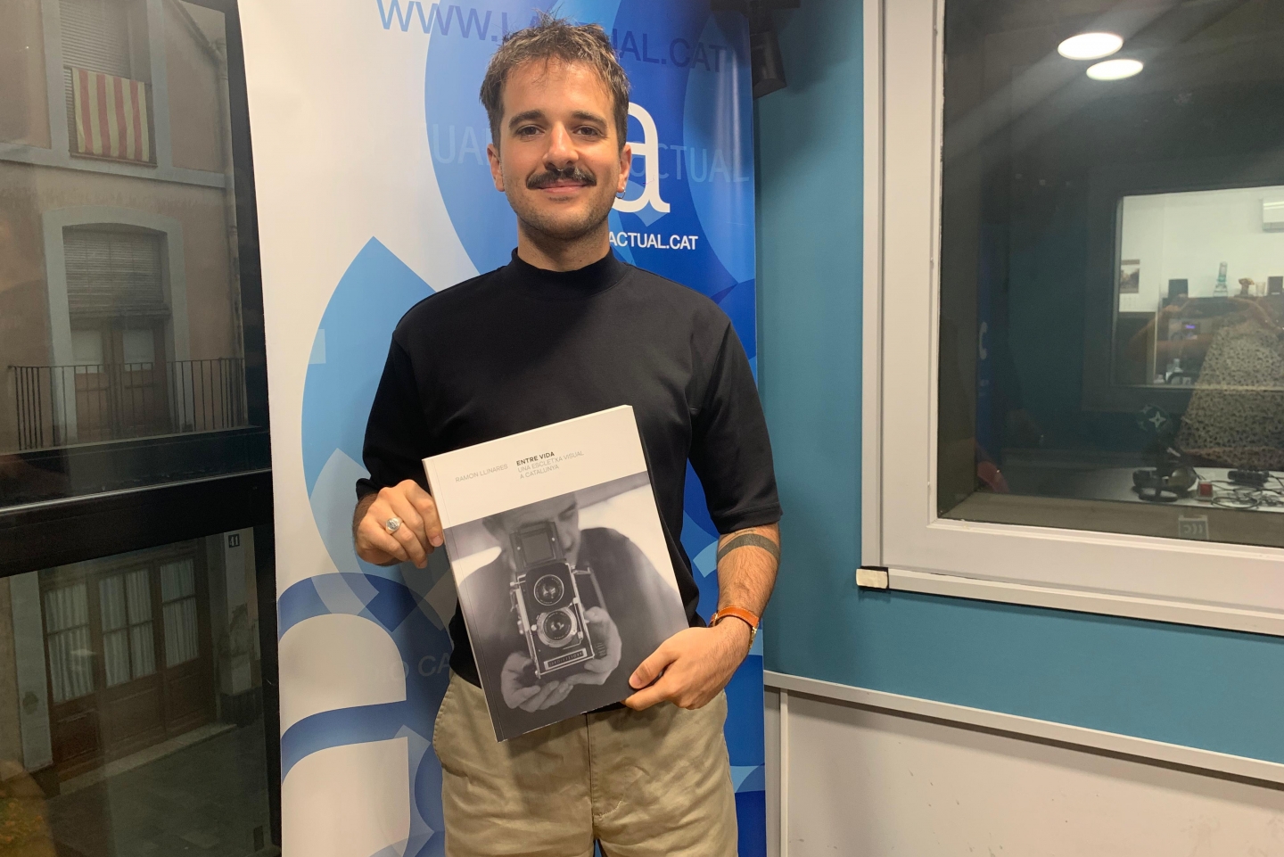 Cesc Benavent, dissenyador gràfic, ha recuperat el fons fotogràfic del seu avi Ramon Llinares