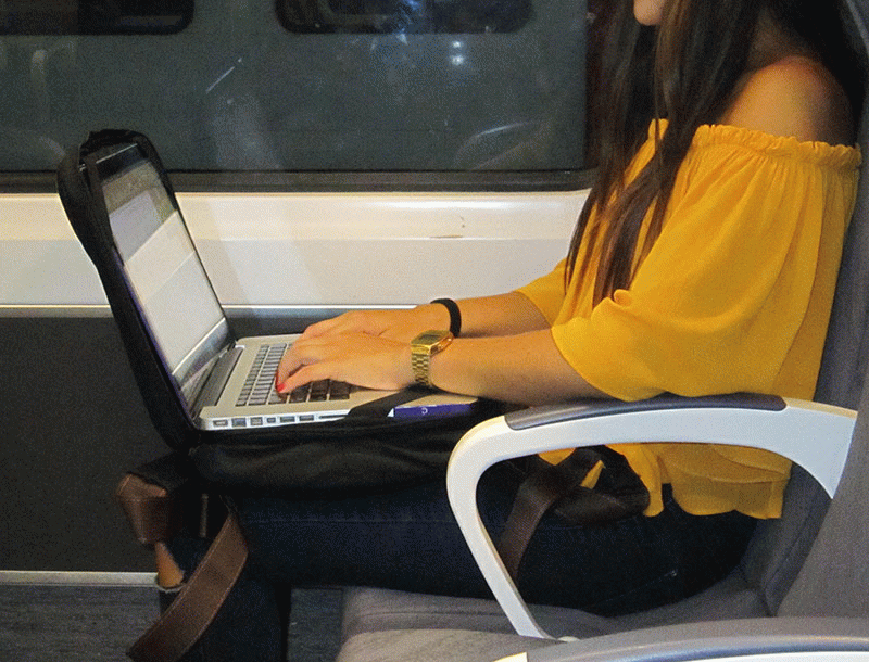 Laura Delpuy - COMEBAG!